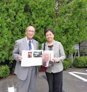 蔡丰名向中国驻日本大使馆文化部参事官石永菁赠文化中国画册专集