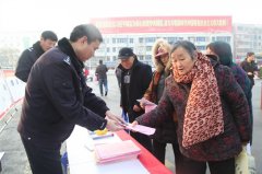 平舆县公安局民警宣传反暴恐知识进乡村