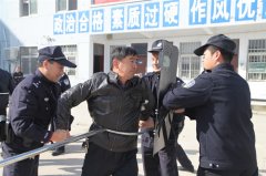   平舆县公安局开展反暴恐处置实战演练